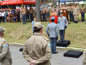 Coronel De Mello e tenente-coronel Fbio se apresentam ao comandante - foto: AsCom PMT