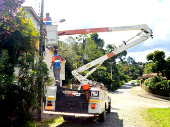 Reposio de lmpadas nos bairros - Foto: AsCom PMT