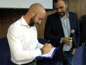 Prefeito Vinicius Claussen assinou convênio com a Firjan - Foto: AsCom PMT