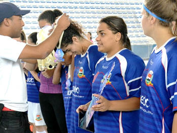 Seleção de Teresópolis recebe a medalha de campeã - Foto: AsCom pMT