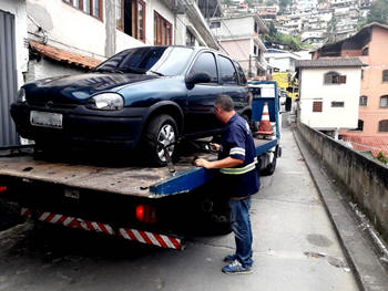 Veículo estacionado de forma irregular é rebocado pela Guarda Civil - Foto: PMT