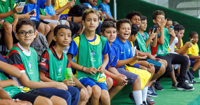 Treinamento futsal de futebol para crianças. Jovem jogador de