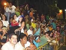 P�blico assiste ao desfile em 2006 - Foto: Portal Ter�