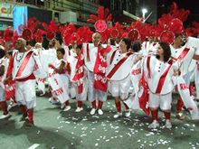 Bloco Bebe Rindo � vermelho, branco e muita alegria na avenida - Foto: Portal Ter�/Arquivo