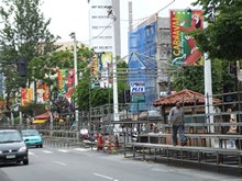 Arquibancadas est�o montadas por toda a passarela do Samba, a Av. Lucio Meira - Foto: Portal Ter�