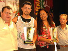 Pref. Roberto Petto entrega trof�us ao carnavalesco e � presidente da Rainha do Alto - Foto: Wilson Lopes
