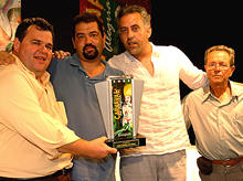 Pref. Petto entrega trof�u ao presidente e ao carnavalesco do Bambas da Serra - Foto: Wilson Lopes