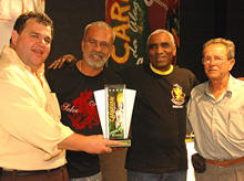 Pref. Petto entrega trof�u ao vice-presidente e ao presidente da Le�es da Tijuca - Foto: Wilson Lopes
