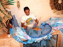 No ateli� da Unidos da Barra, Luciano prepara as fantasias - Clique para ampliar - Foto: Portal Ter�