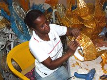 Dulcin�ia prepara as fantasias da Gavi�es - Clique para ampliar - Foto: Portal Ter�