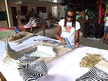 Elaine no ateli� da Roseira Imperial - Clique para ampliar - Foto: Portal Ter�