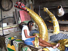 Elaine prepara o Carro aleg�rico da Escola - Clique para ampliar - Foto: Portal Ter�