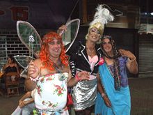 Mario Jorge "Aranha", presidente do Bloco das Piranhas, ao centro, e suas "amigas" - Clique para ampliar - Foto: Portal Terê