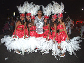 Presidente de Honra Walter Museu, com a comiss�o de frente do bloco - Clique para ampliar - Foto: Portal Ter�