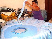Vera Lucia no ateliê da Unidos da Barra - Clique para ampliar - Foto: Portal Terê