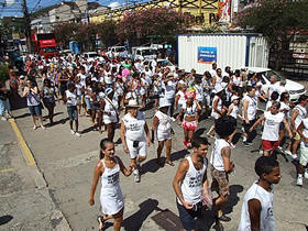 Bloco desfila pelo Centro - Foto: Portal Terê 2010
