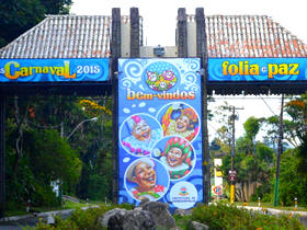 Portal de entrada da cidade está decorado para a folia - Foto: Roberto Ferreira