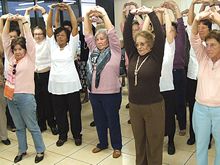 Turma da melhor idade fez alongamentos no Dia do Desafio 2008 - Clique para ampliar - Foto: Portal Ter�