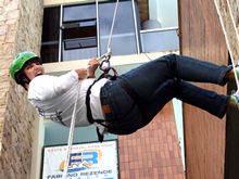 Gerente do Sesc Teres�polis, Roberta Leal, desce de rapel - Clique para ampliar - Foto: Portal Ter�
