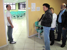 Mes�rios e fiscais atendem os eleitores - Clique para ampliar - Foto Portal Ter�
