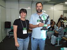 Márcia Granito, da Sec. de Educação, entrega o troféu de 1º lugar - Clique para ampliar - Foto: Portal Terê