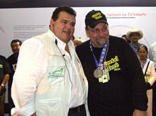 Luiz Carlos, diretor do Portal Terê, recebe a medalha do Jubileu de Prata da Feport - Clique para ampliar