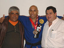 Secretrio de Esportes e Lazer Mrio Silva com Admilson Juquinha Brites e o prefeito Roberto Petto - Foto: Alexandre Costa