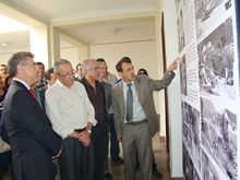 Sec. de Cultura Wanderley Peres mostra a exposio ao Prefeito e demais convidados - Clique para amliar - Foto: Cludio Furtado