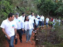 Prefeito, primeira-dama e autoridades inauguraram a trilha - Clique para ampliar - Foto: Marco Esteves