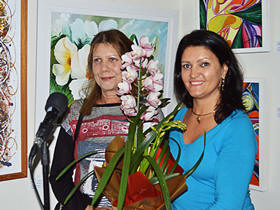 Silvia Borges Mattar é homenageada por Cléo Rezende, Subsecretária de Cultura - Foto: Jorge Maravilha