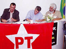 Jorge M�rio ao assinar sua candidatura - Foto: Divulga��o