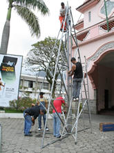 rvore da Prefeitura j est sendo montada - Foto: Marco Esteves