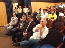 Prefeito e autoridades acompanham a apresentao do novo Website - Clique para ampliar - Foto: Portal Ter
