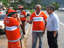 Prefeito Jorge Mario conversa com funcionários de Serviços públicos - Clique para ampliar - Foto: Portal Terê