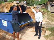 Prefeito Jorge Mario e Pres. da Associao de Moradores do Vale da Revolta exibem a nova caamba - Clique para ampliar - Foto: Portal Ter