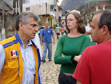 Prefeito nas reas atingidas - Foto: Marco Esteves