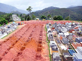 Covas abertas no Cemitério de Teresópolis para as vítimas das chuvas. Foto: Roberto Ferreira