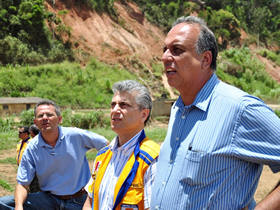 Prefeito Jorge Mario, vice-governador Pezo e Secretrio de Agricultura Fernando Mendes estiveram em Sebastiana para verificar a situao da ponte. Foto: Roberto Ferreira