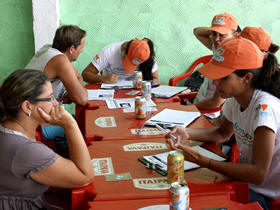 Pesquisadores do projeto Informe & Ao ouvem as demandas de moradores e agricultores do 3 Distrito. Foto: Ramon Pzes
