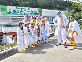 Um grupo com mais de trinta voluntrios da Organizao para Produo e Democratizao da Informao Canto Cidado trouxe palavras de esperana e muitos sorrisos ao HCTCO. Foto: Giovana Campos