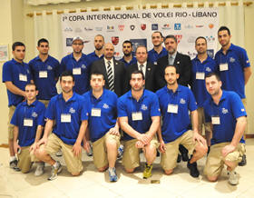 Jogadores do time de vlei da Universidade USEK tambm participaram da solenidade de celebrao. Foto: AssCom