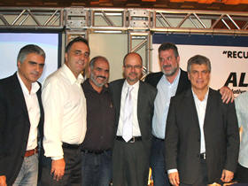Parceria entre SEBRAE e poder pblico pela recuperao econmica da regio: Csar Vasques (SEBRAE/RJ), prefeitos Paulo Mustrangi (Petrpolis) e Laerte de Freitas (Areal), Luiz Barreto (SEBRAE Nacional), prefeitos Dermeval Neto (Nova Friburgo) e Jorge Mario (Terespolis) - Foto Marco Esteves