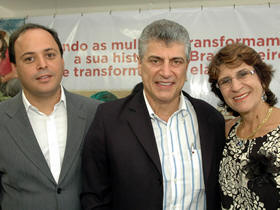 Prefeito Jorge Mario entre o Secretário de Assistência Social e Direitos Humanos do Rio de Janeiro, Rodrigo Neves, e a Ministra-chefe da Secretaria Especial de Políticas para as Mulheres, Iriny Lopes - Foto: Marco Esteves