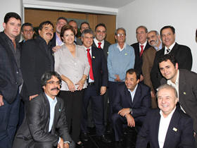 Presidente Dilma Rousseff, Governador Srgio Cabral, prefeitos, deputados, secretrios estaduais e ministros: parceria pela reconstruo da Regio Serrana - Foto: Fernanda Almeida