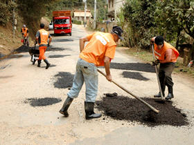 Localidades de Santa Rosa e Mottas com a operao tapa buraco - Foto: Marco Esteves