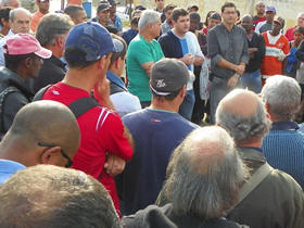 Prefeito Arlei, acompanhado do Secretrio de Obras e Servios Pblicos, Denlson Moraes, e do Subsecretrio, Tio Correia, conversa com servidores municipais na manh desta tera-feira - Foto: Marco Esteves