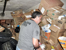 Agentes da Delegacia de Represso a Crimes Contra a Sade Pblica apreendem os medicamentos - Foto: Roberto Ferreira