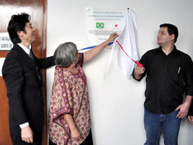 Descerrando a placa de agradecimento ao povo japonês: Cônsul Hajima Kimura, Dra. Conceição e o Secretário de Saúde Carlos Otávio - Foto: Roberto Ferreira