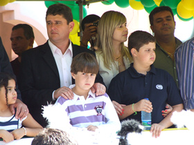 O Prefeito Interino Arlei assiste o desfile, acompanhado da família - Clique para ampliar - Foto: Portal Terê