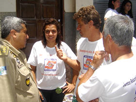 Equipes mistas fizeram a divulgao da ao nas localidades - Foto: Defesa Civil Municipal